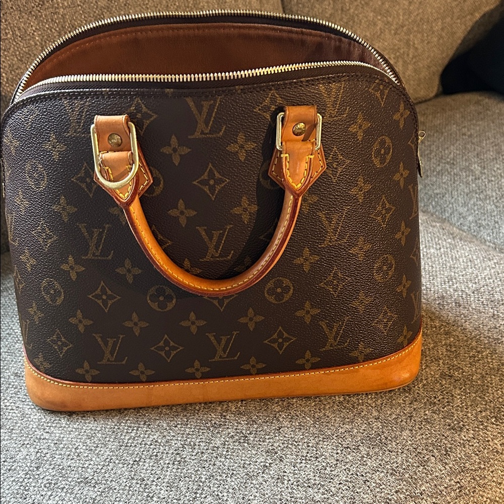 Louis Vuitton Brown Monogram Dome Satchel with Vachetta Trim


Alma purse